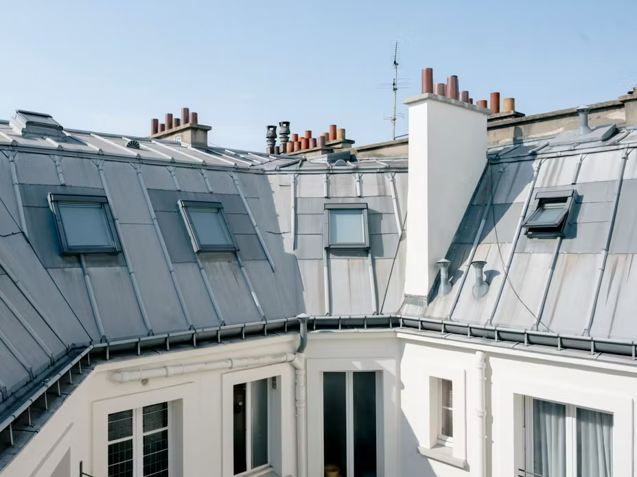 Vue sur les toitures en zinc de l’appartement de Meryll Frebour, à Paris, le 22 juin 2026.