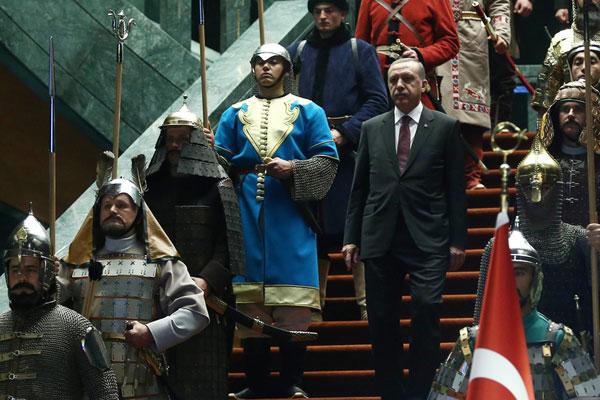 Recep Tayip Erdogan reçoit le président palestinien Mahmoud Abbas dans son palais néo-ottoman d'Ankara, le 12 juin 2015 (DR)