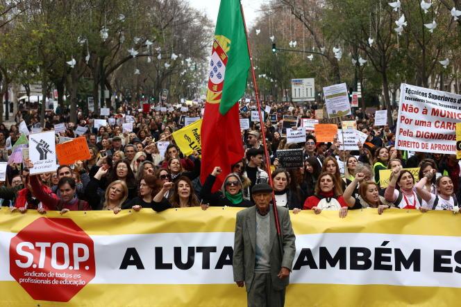 Des employés d’écoles publiques manifestent pour obtenir de meilleurs salaires et conditions de travail, à Lisbonne, le 14 janvier 2023.