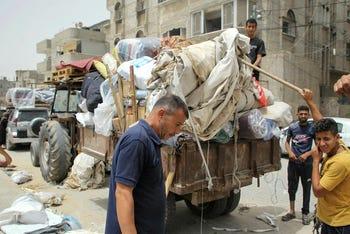 I palestinesi si preparano ad evacuare, dopo che Israele ha lanciato la scorsa settimana un'operazione nella parte orientale di Rafah, a Rafah, nel sud della Striscia di Gaza.