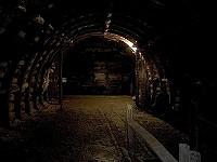 Ciemny korytarz kopalni