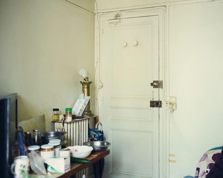 Mebarek Hammar vit depuis 1990 dans cet hôtel, une chambre d’à peine 9 mètres carrés au cinquième étage.