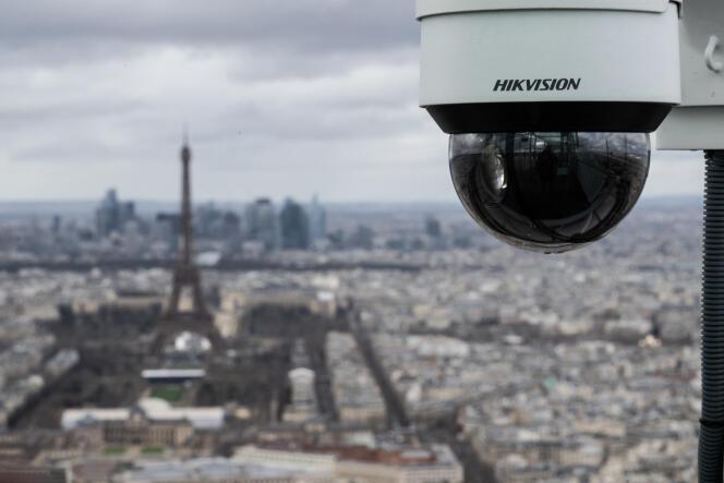 Une caméra de surveillance, en haut de la tour Montparnasse, à Paris, le 23 février 2024.