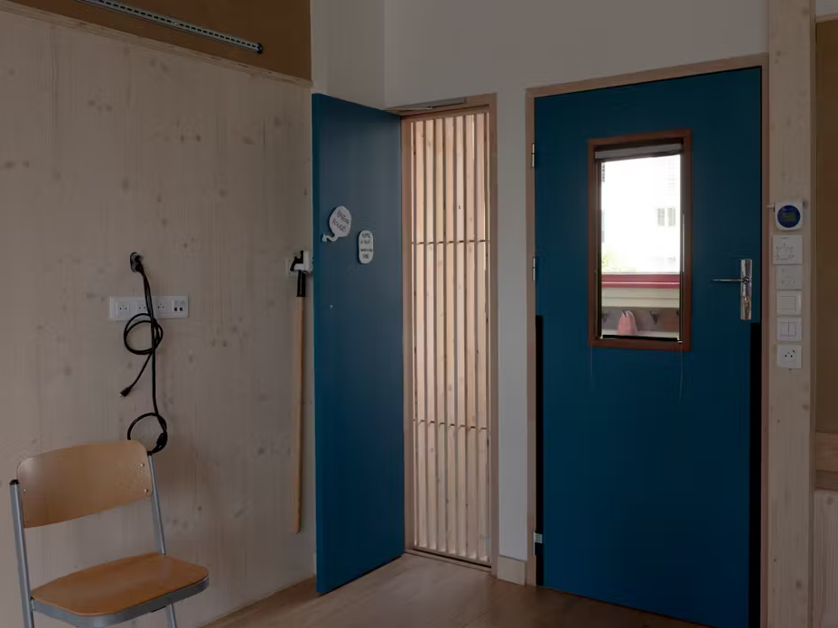 Une salle de classe réaménagée avec des isolations biosourcée, du parquet en chêne, des innovations low tech et une ventilation nocturne et traversante, à l’école polyvalente publique Franc-Nohain, à Paris, le 6 juillet 2026.