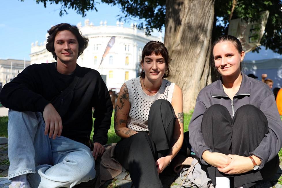Eva Lampacher (oik.), Theresa Baumgartner ja Elias Lampacher uskovat rauhalliseen vaikuttamiseen.