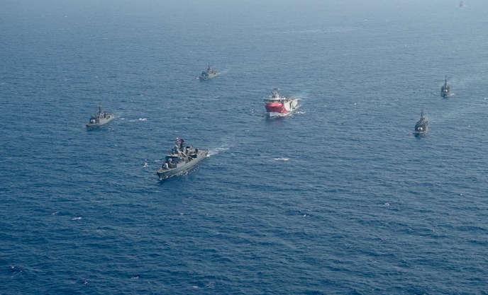 L’« Oruç-Reis », escorté par une flottille turque, le 10 août 2020, au large de la Crète.