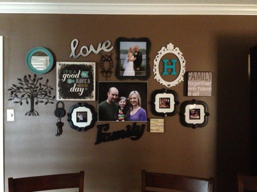 Hasil gambar untuk foto keluarga di dinding