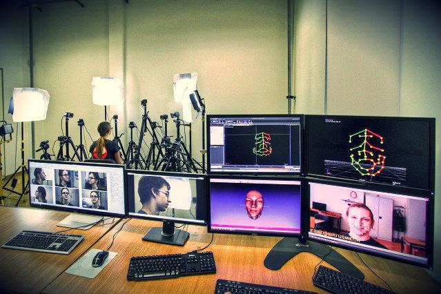 Pokój, w którym nagrywana jest mimika. Dzięki tej technologii można realistyczniej oddać twarze postaci z gier komputerowych, jak również badać zmiany, jakie zachodzą w mimice zależnie od nastawienia.