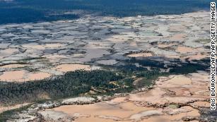 Une région amazonienne chimiquement déboisée causée par une exploitation minière illégale dans le sud-est du Pérou, février 2019.