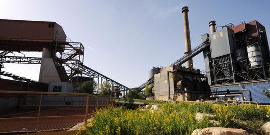 L'usine Alcan à Gardanne en octobre 2010, unique usine française de traitement de minerai de bauxite produisant des boues rouges, exploitée par la societé Rio Tinto. La secrétaire d'Etat à l'écologie, Chantal Jouanno a demandé le 7 octobre 2010 "un nouveau contrôle" de l'usine après l'accident industriel survenu en Hongrie, où plus de 1 million de mètres cubes de boue rouge toxique se sont déversés, après un accident dans une usine de bauxite-aluminium à Ajka.