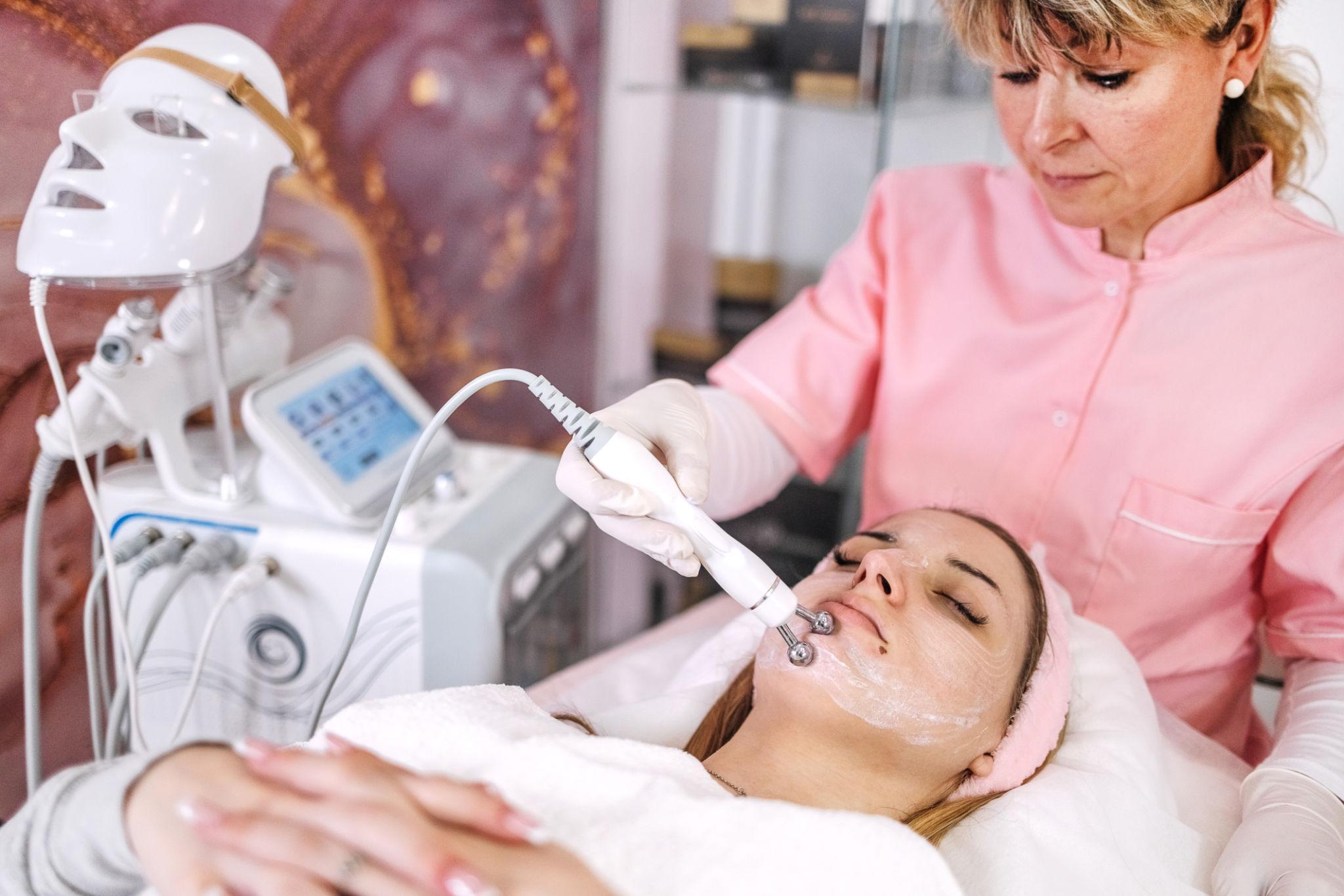 Beauty treatment in cosmetic salon on face