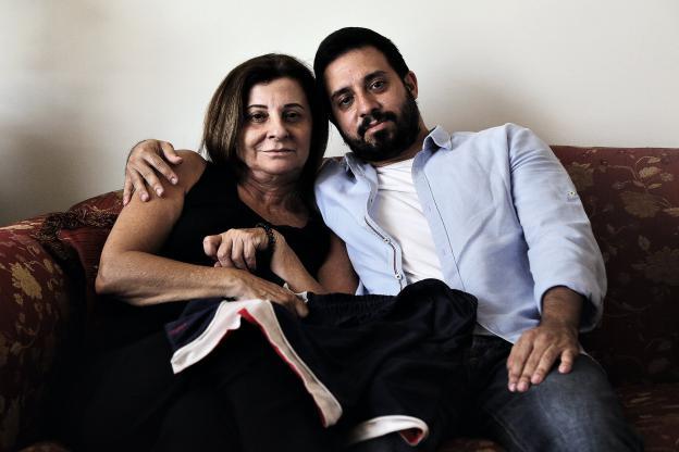 Le frère de Cyril Canaan, Patrice, et sa mère, Dolly, dans leur appartement situé au nord de Beyrouth. Cette dernière ne quitte plus le short de sport que son fils portait la veille de sa mort. (Photo Marwan Naamani/Polaris)