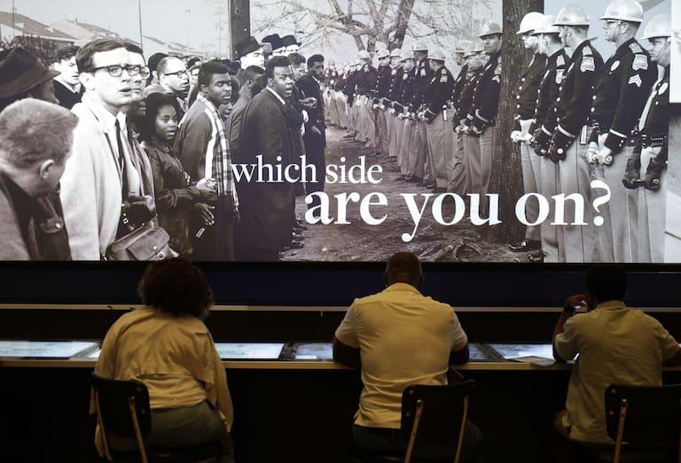 Au Musée national d'histoire et de culture afro-américaines, le 28 août 2025 à Washington, DC. L’un des musées de Smithsonian Institution, responsables selon Trump d’un «endoctrinement idéologique» racial. Fin mars, un décret a été signé visant à reprendre le contrôle du contenu des musées.