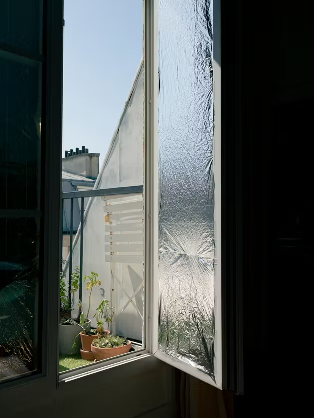 Une couverture de survie installée sur une fenêtre par Sandra Robert, pour tenter de faire baisser la température de 4 °C à 5 °C, à Paris, le 22 juin 2026.