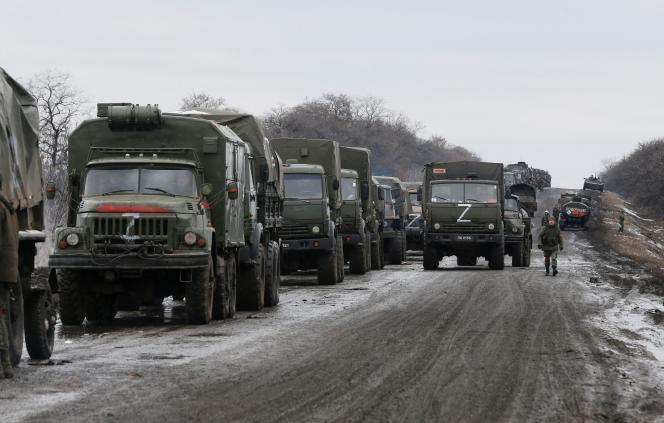 Un convoi de militaires séparatistes prorusses dans la région de Louhansk (Ukraine), le 27 février 2022.
