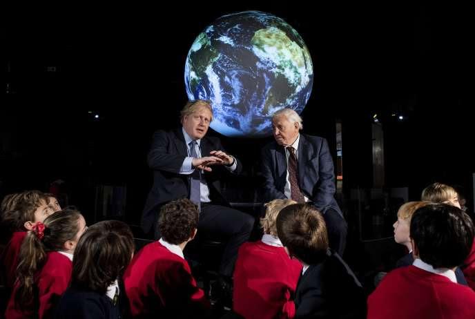 Boris Johnson et le naturaliste David Attenborough               échangent avec des écoliers au Musée des sciences               de Londres, le 4 février.