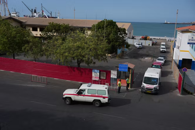 Une ambulance évacue des passagers du paquebot MV « Hondius » vers l’aéroport de Praia, au Cap-Vert, le 6 mai 2026.