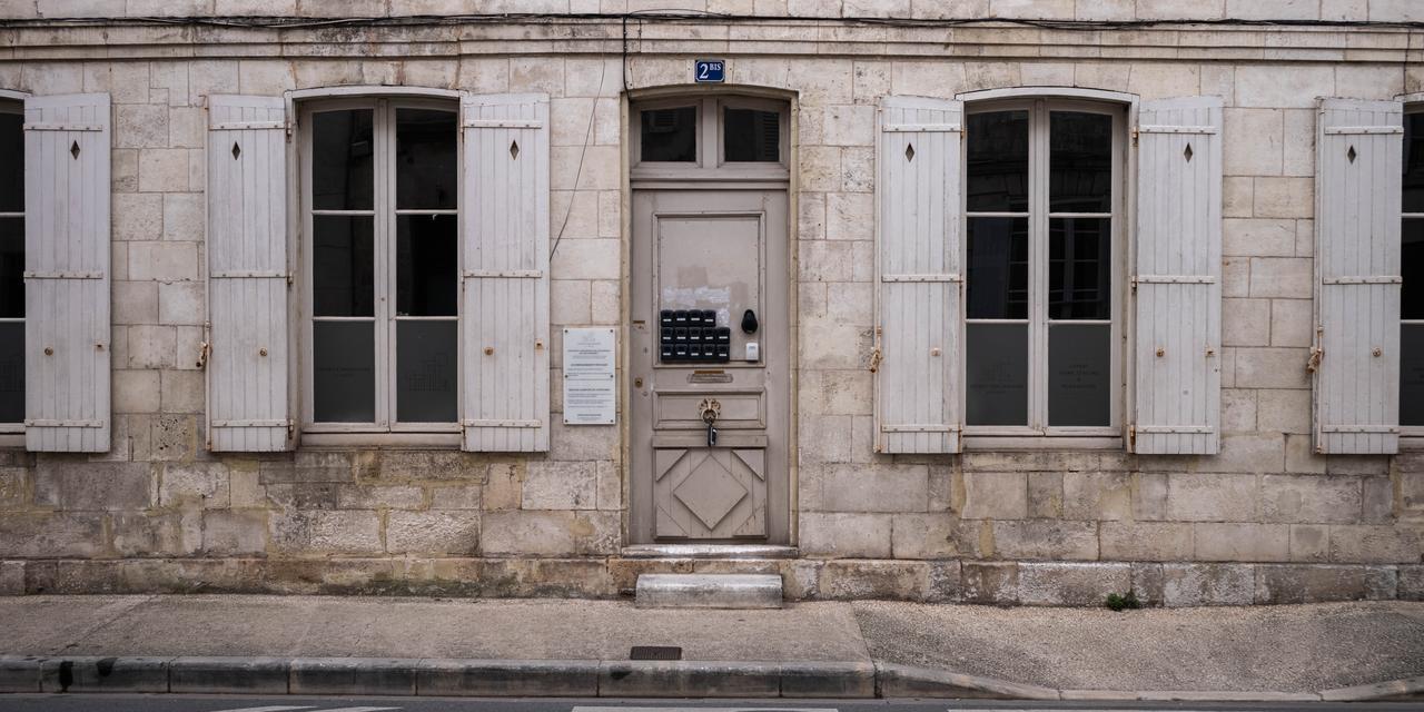 France, La Rochelle, 2025.10.03. Nombreuses boites a clef sur la porte d une conciergerie rue Reaumur dans le centre de La Rochelle en Charente-Maritime.  Photo © Yohan Bonnet pour Le Monde