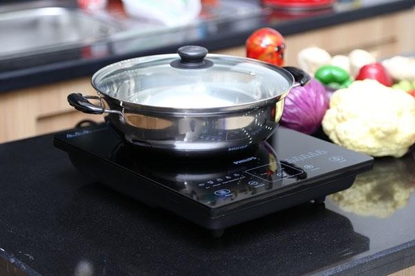 Nên đặt nồi hay chảo ở giữa mặt kính bếp từ