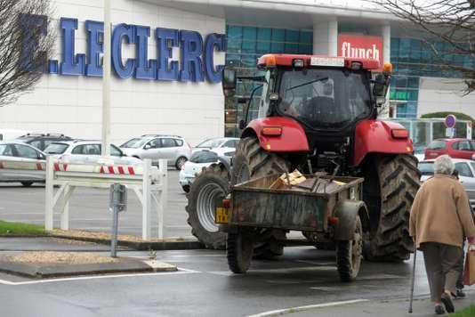 Un tracteur bloque l’accès au supermarché Leclerc de Vannes, dans le Morbihan, en février 2016, lors d’une manifestation pour défendre le revenu des agriculteurs.