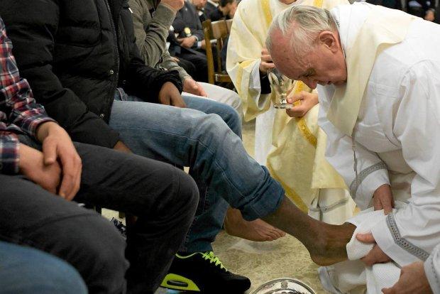 Papiez-Franciszek-podczas-obrzedu-obmycia-stop.jpg