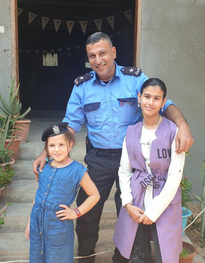 Khaled Masoud avec ses nièces Serene (à gauche) et Mariaa, dans la bande de Gaza, en octobre 2022.