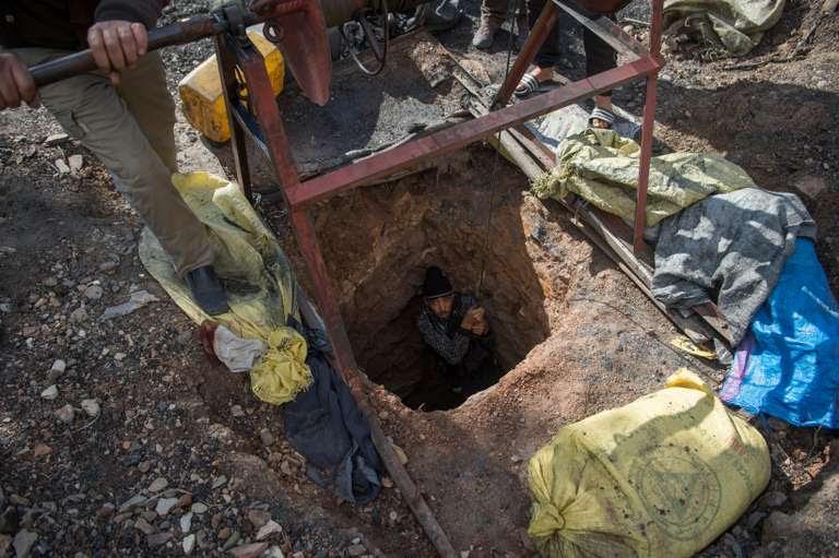 Chaque jour à Jerada, des centaines de personnes           descendent dans des puits clandestins creusés à la main pour           ramener du charbon, qu’ils vendent à 9 euros les 90 kgs.