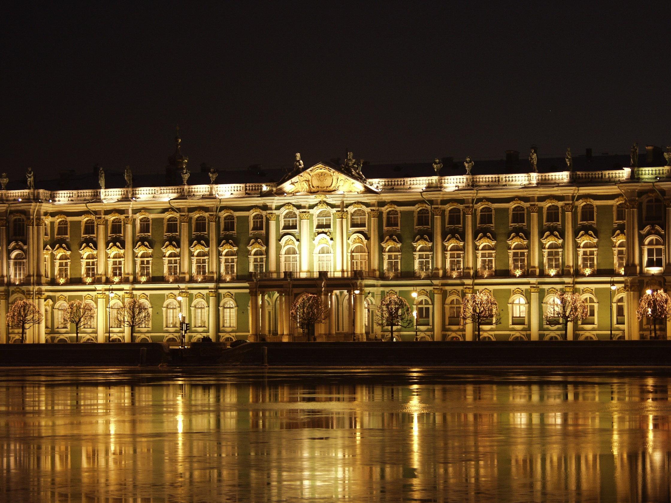 Ermitaż - budynek muzeum w Sankt Petersburgu nocą