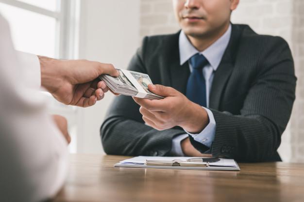 Businessman receiving money after contract signing Premium Photo