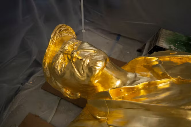 Le buste d’une statue en bronze recouverte de feuilles d’or représentant le président américain Donald Trump, dans l’atelier du sculpteur Alan Cottrill, à Zanesville (Ohio, Etats-Unis), le 5 février 2026.