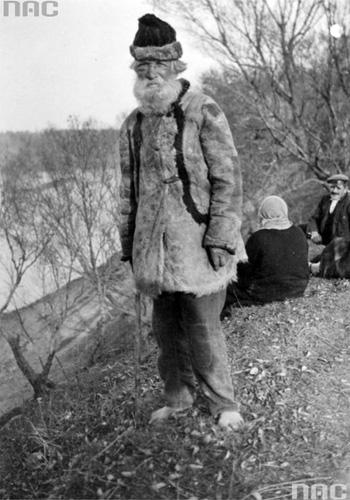 Mężczyzna w stroju zimowym. Fotografia wykonana na Wołyniu między 1925 a 1939 r.