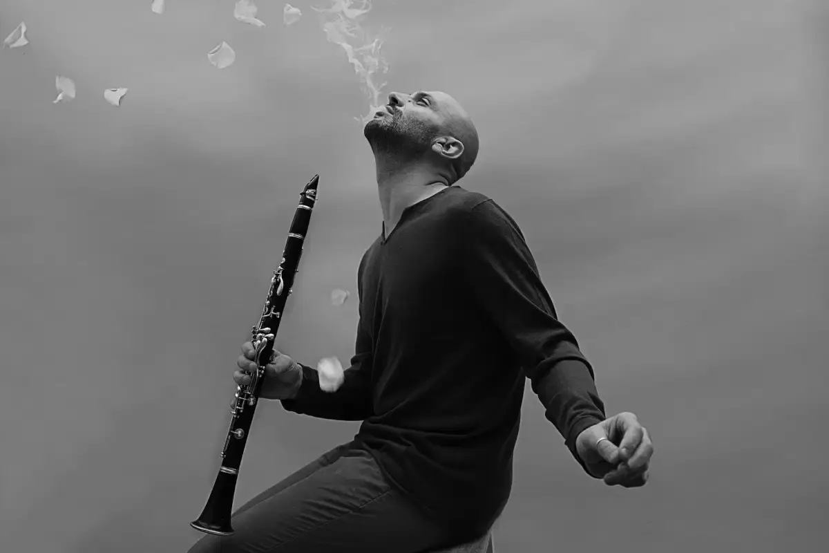 Mohamed Najem alterne entre la clarinette et la flûte ney.