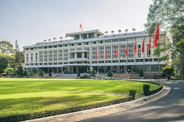 Free photo the architecture of independence palace, ho chi minh city