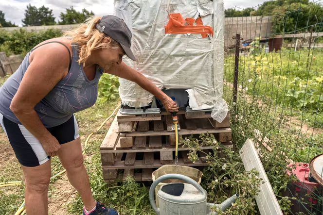 La réserve d’eau d’un jardin partagé de Lézignan-Corbières (Aude), touché par la sécheresse et concerné par des restrictions d’eau, le 7 juillet 2025.