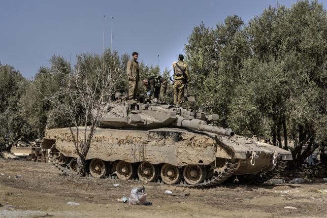Un tank israélien à l’entrée du kibboutz de Be’eri, près de la bande de Gaza, le 13 octobre 2023.