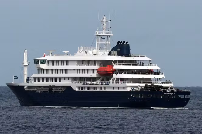 Le paquebot MV « Hondius », au large du port de Praia, la capitale du Cap-Vert, le 6 mai 2026.