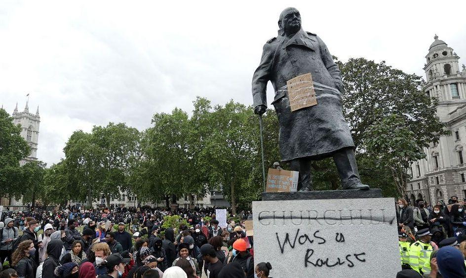 Protest Black Lives Matter w Londynie. "Był rasistą" na pomniku Winstona  Churchilla - Społeczeństwo - rp.pl