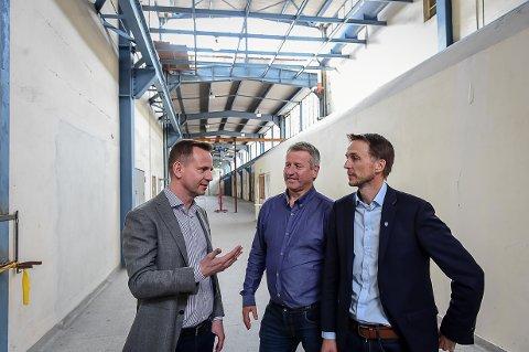 Daglig leder i Kryptovault AS med daglig leder i Glomfjord Industripark, Leir Kristiansen og ordfører Sigurd Stormo i den første datahallen som skal innredes i løpet av høsten 2018.