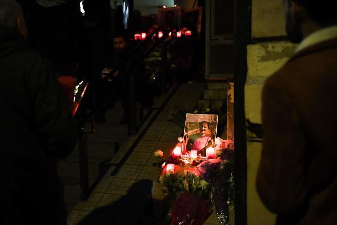 Des bougies ont été déposées devant une photographie d’Emine Kara, l’une des victimes de la fusillade du 23 décembre 2022 devant un centre culturel kurde à Paris.