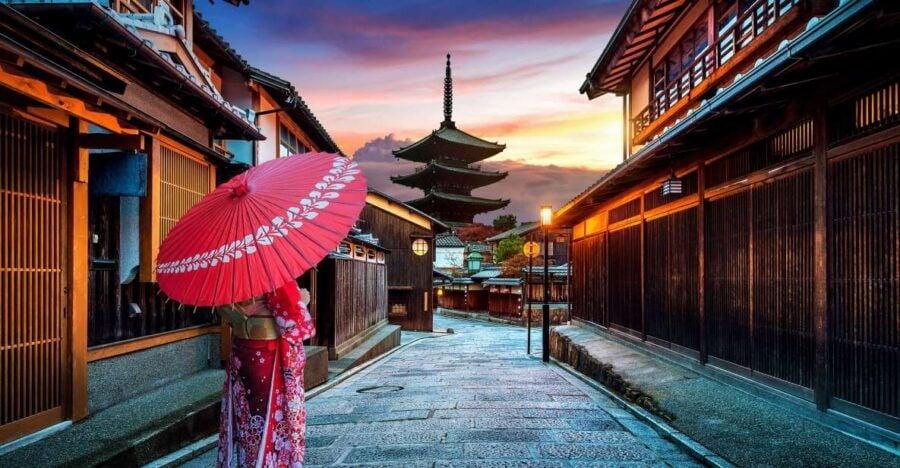 Kyoto: Gion District Guided Walking Tour at Night With Snack