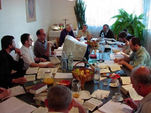 Spotkanie zespołu konsultantów kościelnych w pracach nad ekumenicznym przekładem Starego Testamentu w siedzibie Towarzystwa Biblijnego w Polsce, Falenica 2002 r. Prace nad Nowym Testamentem wyglądały podobnie.