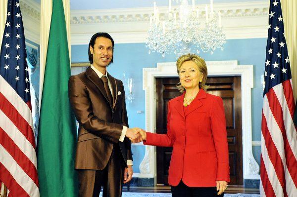 Libijski Doradca ds. Bezpieczeństwa Narodowego Al-Mutasim Al-Kaddafi z ówczesną amerykańską Sekretarz Stanu Hillary Clinton. Zginął zaledwie 2 lata później (fot. U.S. Department of State, domena publiczna).