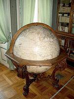 Globus w pałacowej bibliotece