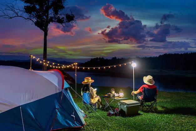 couple-tourists-enjoying-camping-by-lake_335224-1342.jpg (626×418)