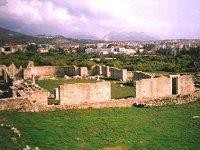 Ruiny miasta Salona na tle Splitu