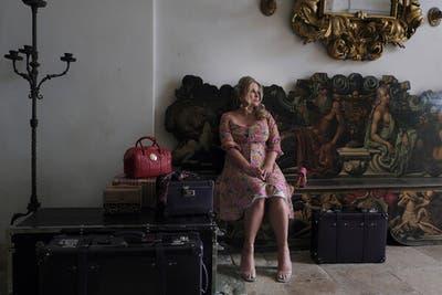 In the HBO series “The White Lotus,” a floral dress foreshadows the fate of Tanya, played by Jennifer Coolidge, in the show’s season two finale.