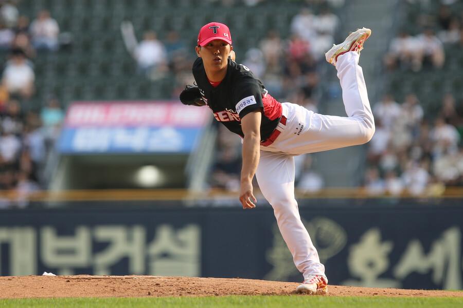 Eui-ri Lee, who was desperate, threw his body toward first base... At that  moment, Ace felt responsible. < Baseball < 기사본문 - SPOTV