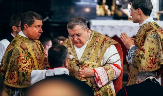 Święta Eucharystia, walka z kryzysem Kościoła i Msza pontyfikalna - kardynał Burke w Krakowie