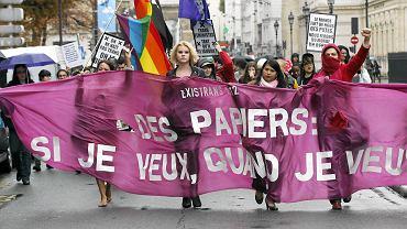 Paryż, październik 2012 r. Marsz w obronie praw osób trans- i interseksualnych, domagający się  m.in. zniesienia konieczności określania w dokumentach jednej z dwóch oficjalnie uznanych płci. Na banerze napis: 'Dokumenty - jeśli chcę, kiedy chcę'