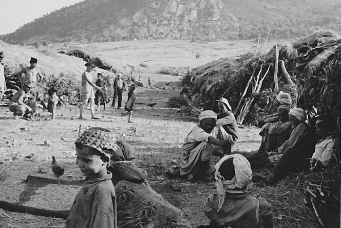 A l’intérieur du camp de regroupement d’Ouled Askeur, en Petite Kabylie, en 1960.